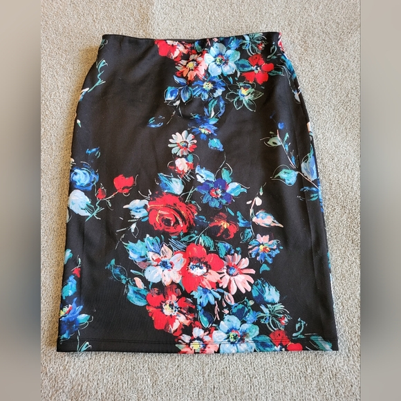 Betsey Johnson Dresses & Skirts - Betsey Johnson Black Floral Pencil Skirt Size 10